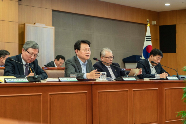 김광수 NH농협금융지주 회장이 22일 서울 서대문 본사에서 전 자회사 대표이사들과 올해 3분기 종합경영성과 분석 회의를 실시했다.ⓒNH농협금융지주