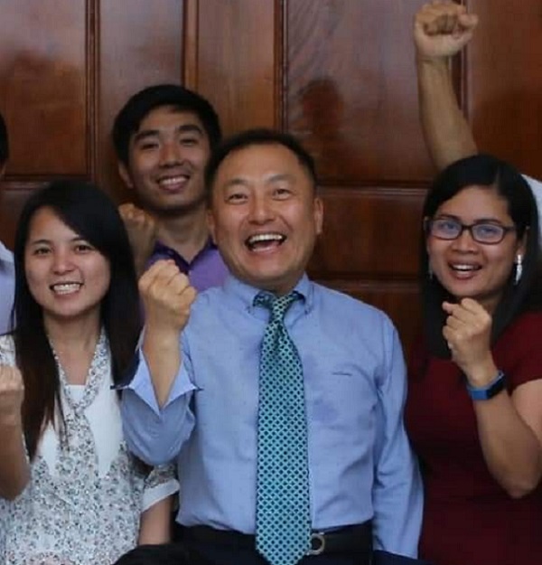 하종원 캄보디아증권거래소(CSX) 운영책임자(사진 가운데)가 거래소 직원들과 활짝 웃고 있는 모습.ⓒ캄보디아증권거래소