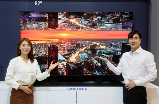 삼성디스플레이 신입사원 모델들이 24일 서울 강남구 삼성동 코엑스에서 개최된 '국제정보디스플레이전시회(IMID) 2018'에서 82인치 8K LCD 제품을 소개하고 있다.ⓒ삼성디스플레이