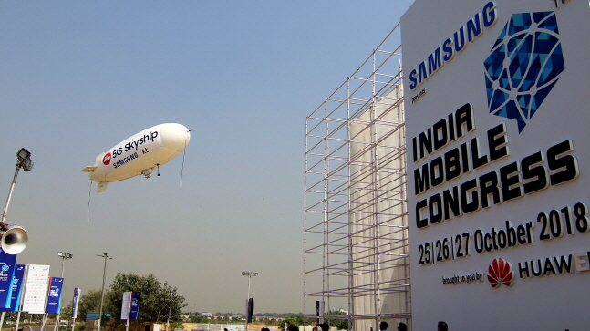 ‘인도 모바일 콩그레스 2018’ 행사장에서 5G 스카이십이 비행하고 있다 ⓒ KT