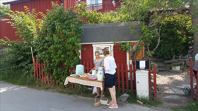 에바 - 여름이면 자신의 집 앞에 작은 골목 카페를 차리는 에바는 그렇게 번 돈으로 자신의 조랑말을 사려고 한다. (사진 = 이석원)