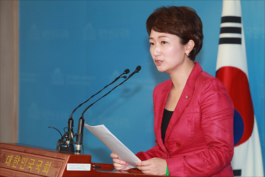이언주 바른미래당 의원은 26일 김관영 원내대표가 이른바 특별재판부 설치를 촉구하는 기자회견에 준여당들과 함께 더불어민주당의 장단을 맞춘 것은 잘못됐다고 일침을 가했다. ⓒ데일리안 홍금표 기자