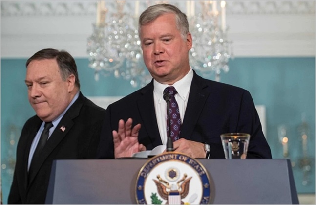스티브 비건 미국 대북정책 특별대표(오른쪽)와 마이크 폼페이오 미국 국무장관. ⓒ워싱턴포스트