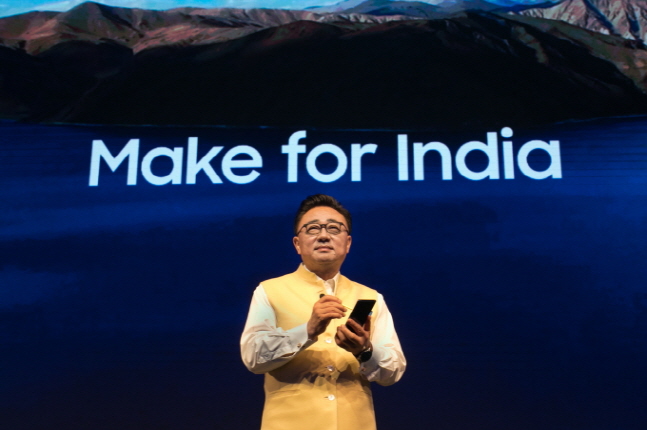 고동진 삼성전자 사장이 지난 8월 인도 뉴델리 인근 구르가온에서 열린 '갤럭시노트9' 출시 행사에서 제품을 소개하고 있다.  ⓒ 삼성전자 