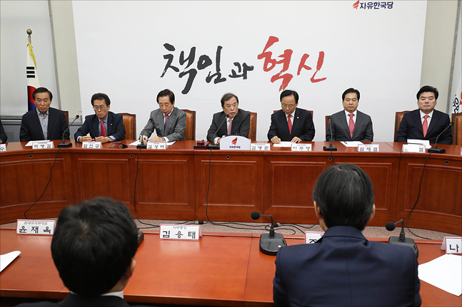 자유한국당이 31일 비상대책위원·중진의원연석회의를 열고 있다. ⓒ데일리안 홍금표 기자