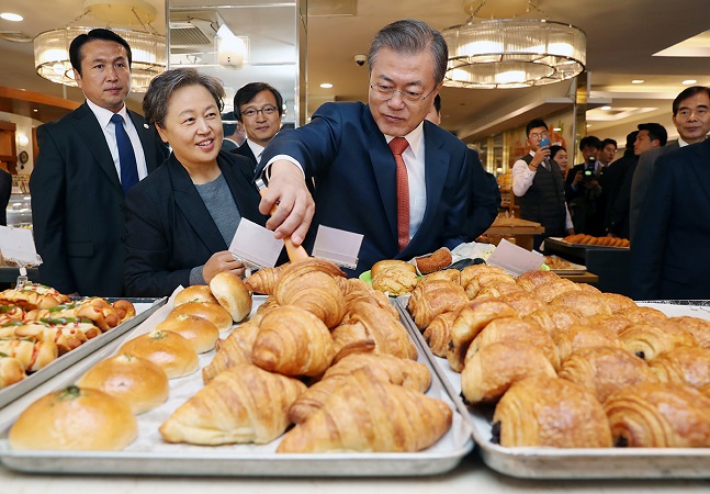 문재인 대통령이 10월 30일 전북 군산의 유명 빵집 '이성당'을 찾아 빵을 고르고 있다. ⓒ청와대