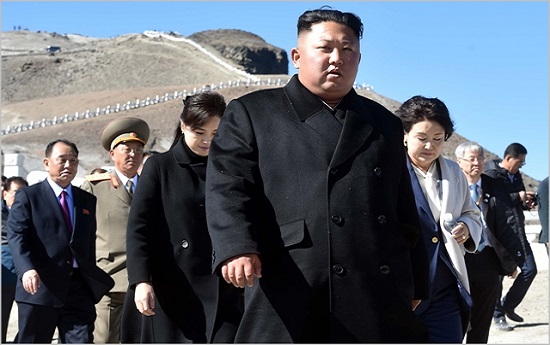 김정은 북한 국무위원장이 지난 20일 백두산을 등반하고 있다. ⓒ평양사진공동취재단
