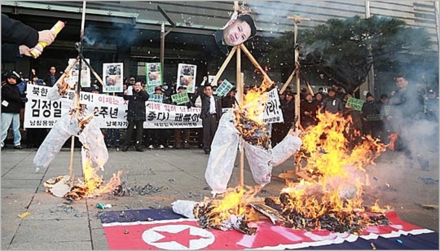 지난 2014년 KT광화문 사옥 앞에서 보수단체회원들이 북한의 독재정권을 규탄하며 김정은 북한 국무위원장 모형물에 불을 붙이는 퍼포먼스를 벌이고 있다. ⓒ데일리안