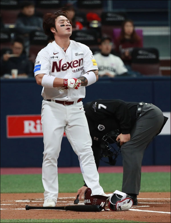 박병호는 9회초 극적인 동점 투런 홈런을 치고도 넥센의 패배로 웃을 수 없었다. ⓒ 연합뉴스
