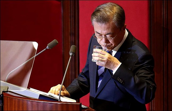 문재인 대통령이 1일 오전 국회 본회의장에서 2019년도 예산안에 대한 시정연설을 하던 중 물을 마시고 있다. ⓒ국회사진취재단