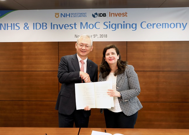NH투자증권 정영채 사장(왼쪽)이 5일 여의도 본사에서 IDB Invest의 헤마 사크리스탄(Gema Sacristán) 최고운용책임자(CIO)와 양자협력서를 체결하고 있다.ⓒNH투자증권