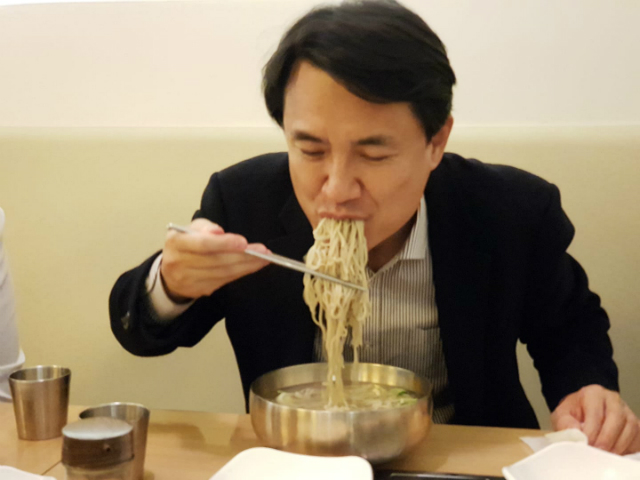김진태 자유한국당 의원이 서울 여의도 모 면옥에서 냉면 넘기는 사진을 자신의 페이스북에 올리며 '목구멍 챌린지'에 동참하고 있다. ⓒ김진태 의원 페이스북 갈무리