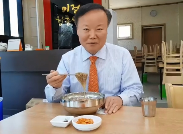 김재원 자유한국당 의원이 냉면 먹는 영상을 자신의 페이스북에 올려 '목구멍 챌린지'에 동참하고 있다. ⓒ김재원 의원 페이스북 갈무리