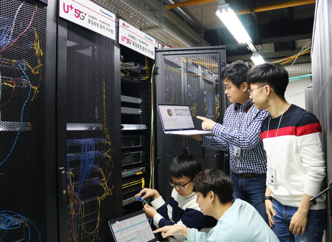  LG유플러스 네트워크 직원들이 상암사옥에 구축된 5G 네트워크 품질 통합 측정 분석 시스템을 점검하고 있다. ⓒ LGU+