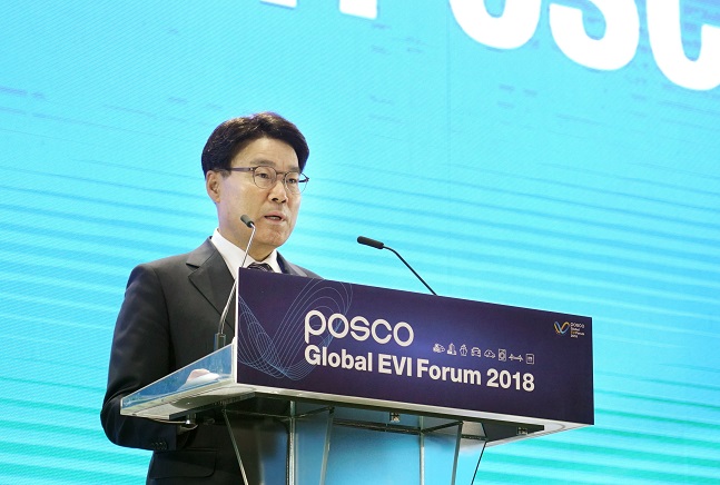 최정우 포스코 회장이 6일 송도 컨벤시아에서 열린 ‘2018 글로벌EVI포럼’에서 ‘Next 50 years with POSCO’ 주제로 기조연설을 하고 있다.ⓒ포스코