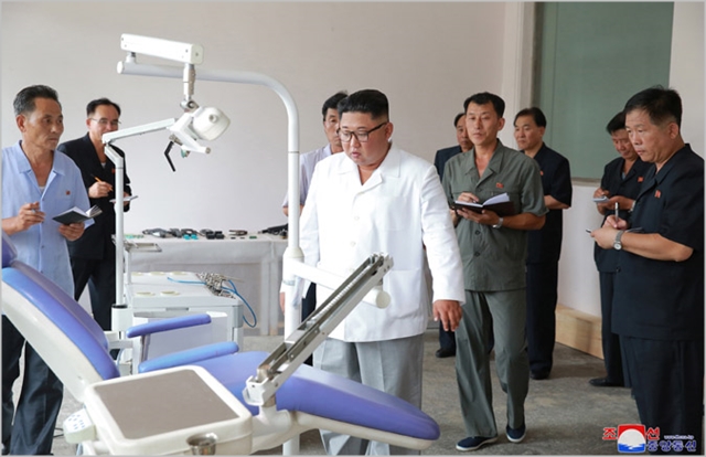 김정은 북한 국무위원장이 지난 8월 묘향산 의료기구 공장을 시찰하고있다. ⓒ조선중앙통신