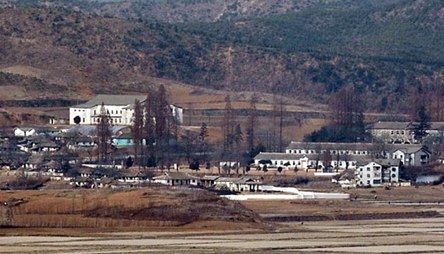 경기도 파주시 오두산 통일전망대에서 본 북한의 황해도 개풍군 선전마을 모습. ⓒ데일리안 박항구 기자
