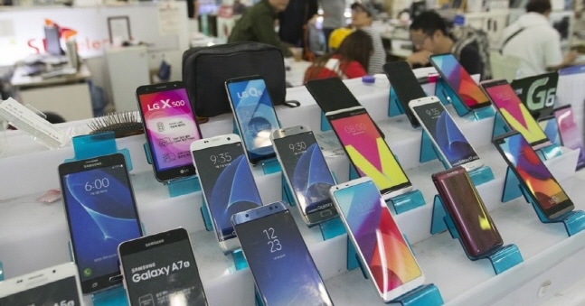 강변 테크노마트의 한 판매점에 휴대폰이 진열된 모습. ⓒ 연합뉴스 