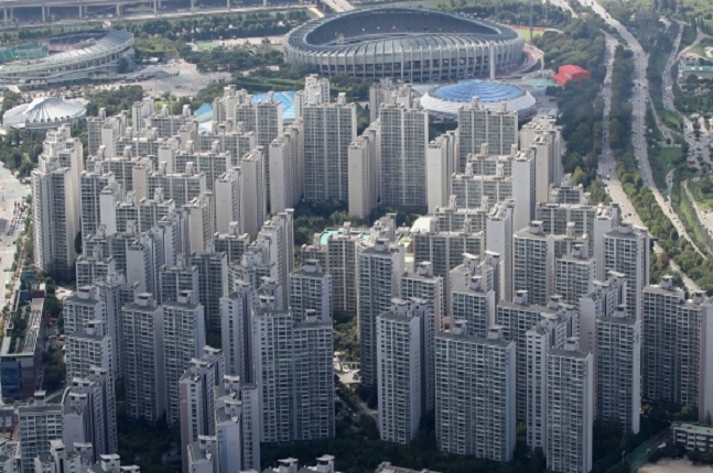 서울의 아파트 공급 물량이 계속 감소하는 것으로 나타나면서 시장은 더욱 불안한 모습이다. 아파트 단지 밀집지역 모습.ⓒ연합뉴스