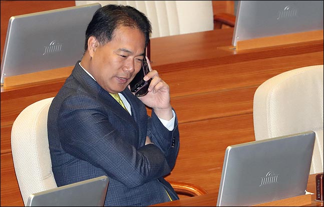음주운전으로 적발된 이용주 민주평화당 의원이 1일 오전 국회 본회의장에서 열린 문재인 대통령 2019년도 예산안에 대한 시정연설에 참석해 핸드폰 통화를 하고 있다.(자료사진)ⓒ국회사진취재단