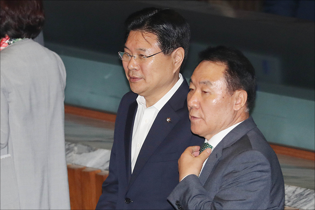 왼쪽부터 자유한국당 홍문종, 염동열 의원. (자료사진) ⓒ데일리안 홍금표 기자
