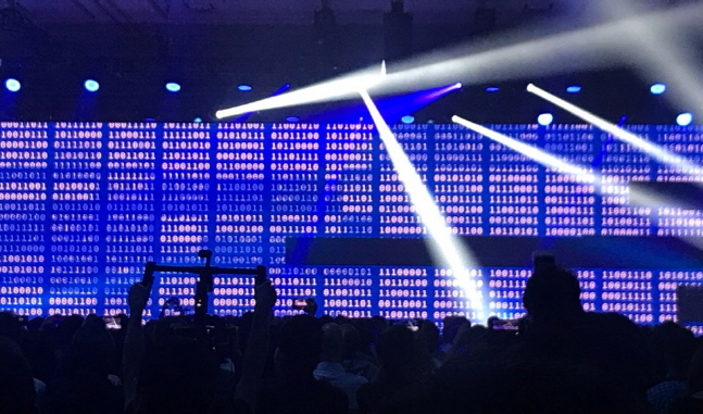 7일(현지시간) 미국 샌프란시스코 모스콘센터에서 개막한 '삼성 개발자 콘퍼런스(SDC) 2018' 개막을 알리는 '0과 1'로 구성된 컴퓨터 이진수 조합이 무대 위 스크린에 나열되고 있다.ⓒ데일리안 이홍석기자