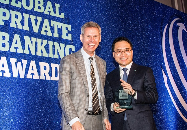 지난 7일 저녁(현지시간) 영국 런던에 위치한 쉐라톤 그랜드 파크레인 호텔에서 진행된 '제10회 글로벌 PB 어워드(Global Private Banking Awards 2018)' 시상식에서 함형길 KEB하나은행 압구정PB센터 지점장(오른쪽)이 시상자인 유리 벤더(Yuri Bender) PWM 수석편집장(왼쪽)과 기념촬영을 하고 있다.ⓒKEB하나은행