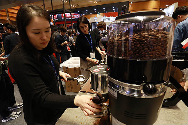 8일 오후 서울 강남구 코엑스에서 열린 '2018 카페쇼'에 바리스타가 커피를 만들고 있다. ⓒ데일리안 류영주 기자