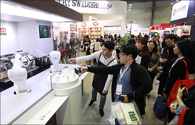 8일 오후 서울 강남구 코엑스에서 열린 '2018 카페쇼'에 관람객들이 커피 만드는 기계를 보고 있다. ⓒ데일리안 류영주 기자