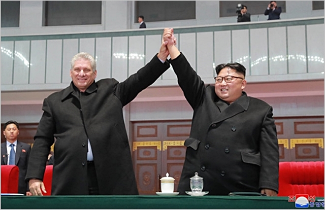 김정은 북한 국무위원장과 미겔 디아스카넬 쿠바 국가평의회 의장이 지난 5일 북한 평양 '5월 1일' 경기장에서 인사하고 있다. ⓒ조선중앙통신