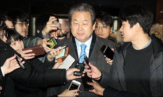 김무성 자유한국당 전 대표최고위원이 취재진의 질문에 답하고 있다(자료사진). ⓒ데일리안 박항구 기자