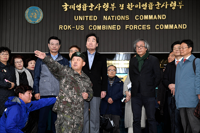 이낙연 국무총리가 8일 서울 용산미군기지에서 버스투어를 하고 있다. ⓒ총리실 제공