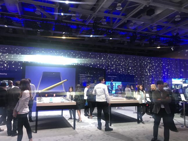 7일(현지시간) 미국 샌프란시스코 모스콘센터에서 개최된 '삼성 개발자 콘퍼런스(SDC) 2018' 행사장 1층 갤럭시 체험존 전경.ⓒ데일리안 이홍석기자