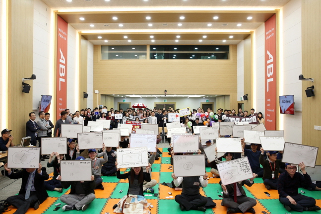 ABL생명이 8일 서울 여의도 본사 4층 대강당에서 임직원 퀴즈대회 ABL 챌린지(Challenge)!를 개최했다.ⓒABL생명