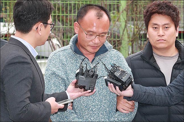 폭행과 강요, 마약류 관리에 관한 법률 위반 등의 혐의로 긴급 체포된 양진호 한국미래기술 회장이 7일 오후 경기도 수원시 경기남부지방경찰청 광역수사대로 압송되고 있다. ⓒ데일리안 류영주 기자