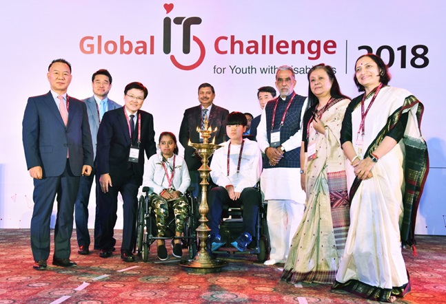 김기완 LG전자 인도법인장(왼쪽)이 9일(현지시간) 인도 뉴델리에서 열린 ‘2018 글로벌장애청소년IT챌린지’에서 장애청소년 대표들과 함께 기념촬영을 하고 있다.ⓒLG전자
