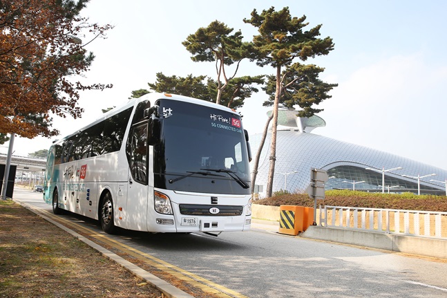 KT 자율주행 버스가 인천국제공항 제1터미널 장기주차장을 지나고 있다.ⓒKT