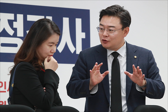 김성원 의원과 신보라 의원이 자유한국당 초선 의원 모임에 앞서 대화를 나누고 있다(자료사진). ⓒ데일리안 홍금표 기자