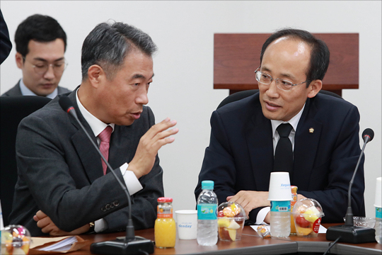 정종섭, 추경호 의원이 자유한국당 초선 의원 모임에서 뭔가를 논의하고 있다(자료사진). ⓒ데일리안 홍금표 기자