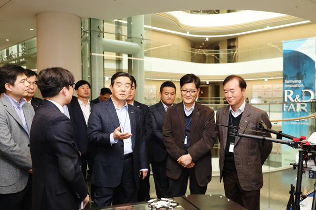 6일 판교 삼양디스커버리센터에서 열린 ‘삼양이노베이션 R&D페어 2018’에서 김윤 삼양그룹 회장이 R&D 전시물을 둘러보며 임직원들과 토론하고 있다. ⓒ삼양그룹