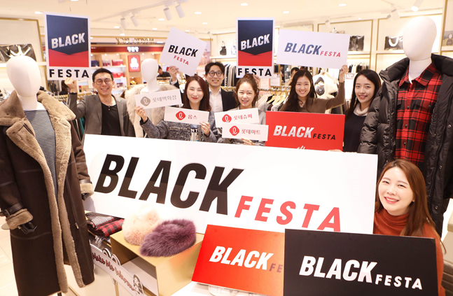 롯데유통사업부문 직원들이 롯데백화점 본점의 바이어스픽 매장에서 '블랙 페스타(BLACK FESTA)' 행사와 대표 상품을 소개하는 모습.ⓒ롯데쇼핑