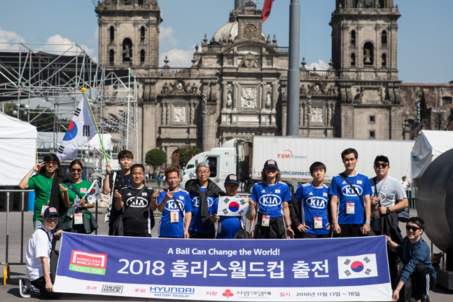 2018 홈리스월드컵 대한민국 대표팀이 대회를 앞둔 지난 11일 출국 전 기념사진을 촬영하고 있다.ⓒ현대자동차그룹