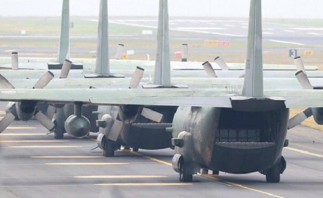 북한에 보낼 제주산 감귤을 실은 C-130 수송기가 11일 제주국제공항에서 이륙 준비를 하고 있다.ⓒ연합뉴스