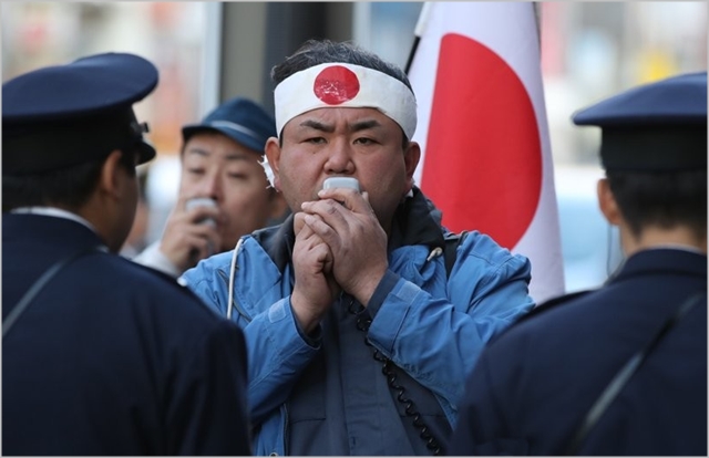 일본 우익단체 회원들이 지난해 12월 강경화 외교부 장관의 방문이 예정된 일본 도쿄 주일한국대사관 인근에서 시위를 벌이고 있다. ⓒ연합뉴스