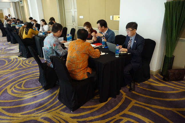 한국 중소기업 9개사와 인도네시아 중소기업 50여개사 관계자들이 14일 인도네시아 자카르타 그란멜리아 호텔에서 '기술교류 상담회'를 갖고 있다. ⓒ이노비즈협회