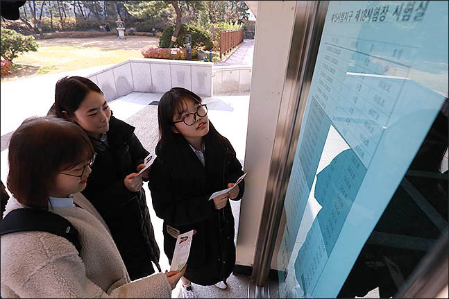 2019학년도 대학수학능력시험을 하루 앞둔 14일 오후 서울 중구 이화여자고등학교에 예비소집에 참석한 고3 수험생들이 시험장을 확인하고 있다. ⓒ데일리안 류영주 기자