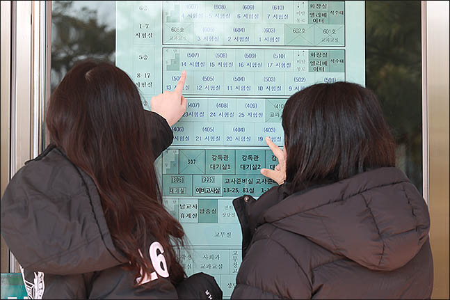 2019학년도 대학수학능력시험을 하루 앞둔 14일 오후 서울 중구 이화여자고등학교에 예비소집에 참석한 고3 수험생이 시험장을 확인하고 있다. ⓒ데일리안 류영주 기자