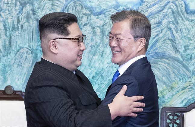 문재인 대통령은 14일 내년 한국에서 열리는 '2019한·아세안 특별정상회의'에 김정은 북한 국무위원장 초청을 검토하겠다고 밝혔다.(자료사진)ⓒ청와대