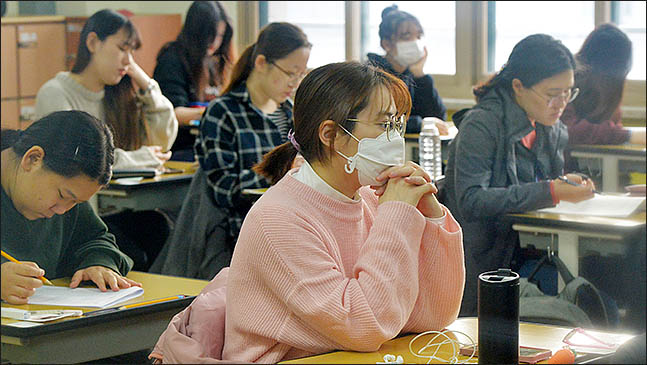 2019학년도 대학수학능력시험이 실시된 15일 서울 여의도여자고등학교에서 수험생들이 시험 시작을 기다리고 있다. ⓒ데일리안