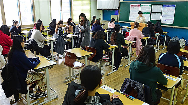 2019학년도 대학수학능력시험이 실시된 15일 서울 여의도여자고등학교에서 수험생들이 시험 시작을 기다리고 있다. ⓒ데일리안